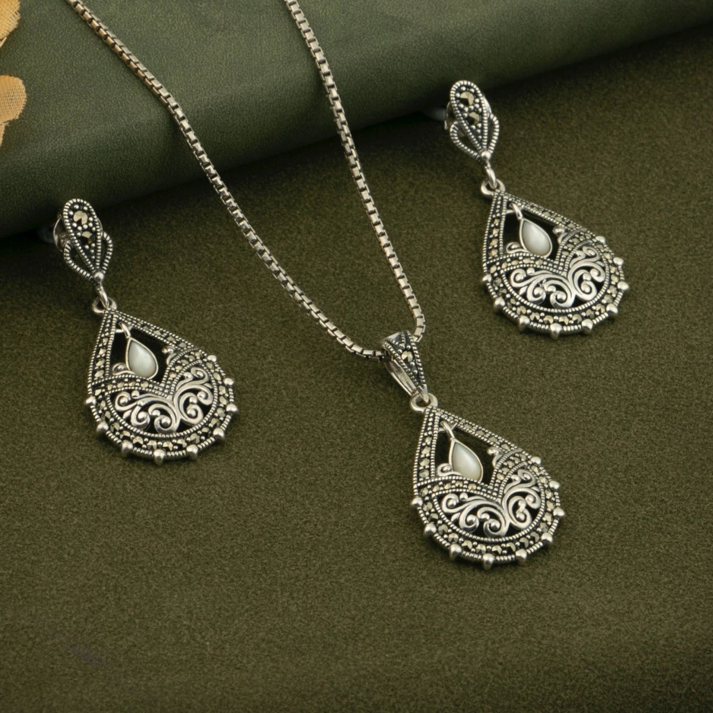 P925 Silver Marcasite Mother Of Pearl Drop Set Without Chain