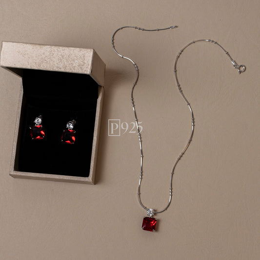 P925 Silver eye catching red garnet pendant set