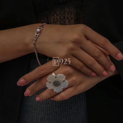 P925 White Flora With Green Stud Ring