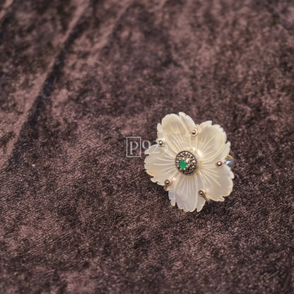 P925 White Flora With Green Stud Ring