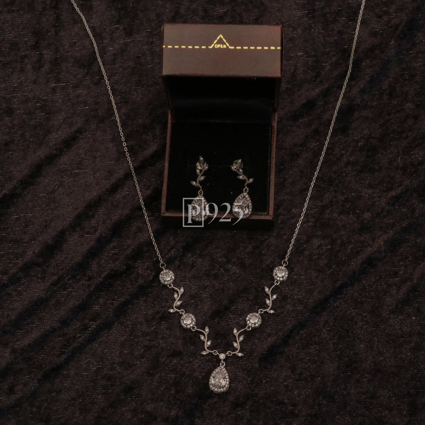 P925 silver shining diva neckpiece & earrings set