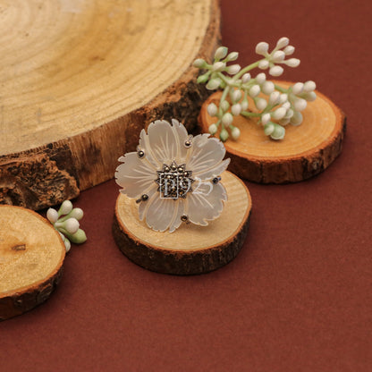 P925 White Flora With Green Stud Ring