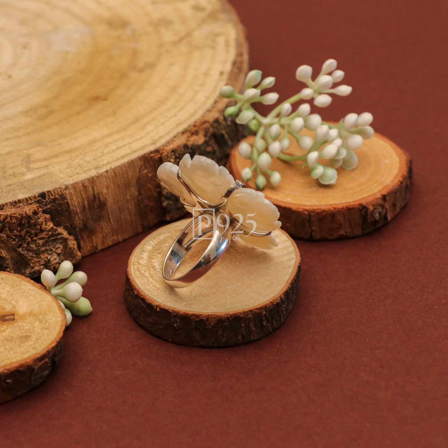 P925 White Flora With Green Stud Ring